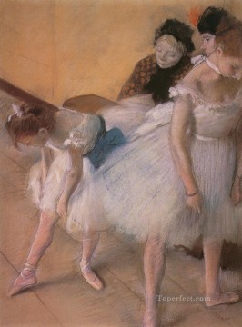 エドガー・ドガ Painting - リハーサル前 1880 印象派のバレエダンサー エドガー・ドガ